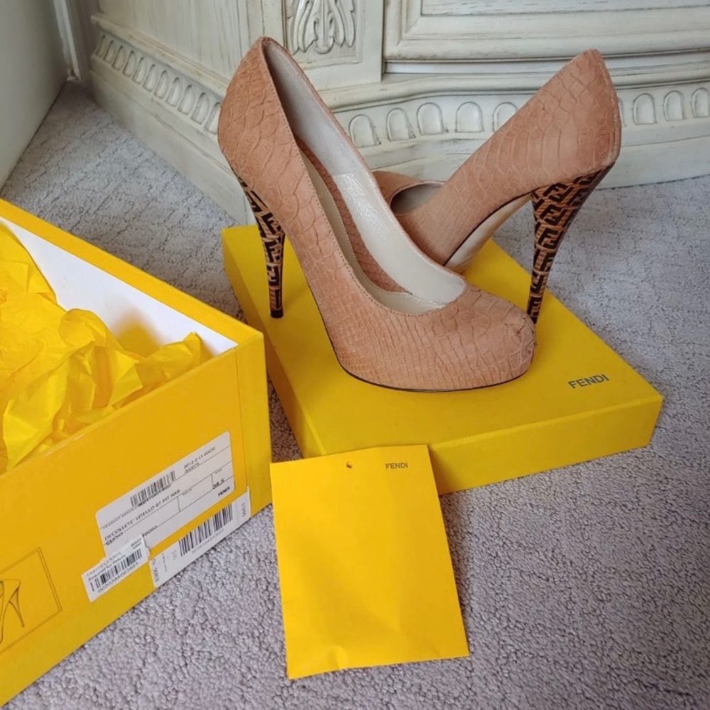 **SOLD**Authentic Fendi Vitello Pumps!! Like new!